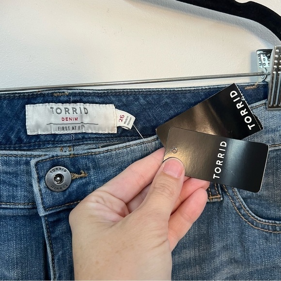 *NEW* Torrid Denim Bermuda Vintage Stretch Mid Rise Shorts - Picture 9 of 14